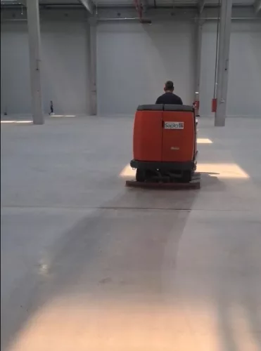 Hako B310 (123 cm) 310 l padlótisztító gép 24h